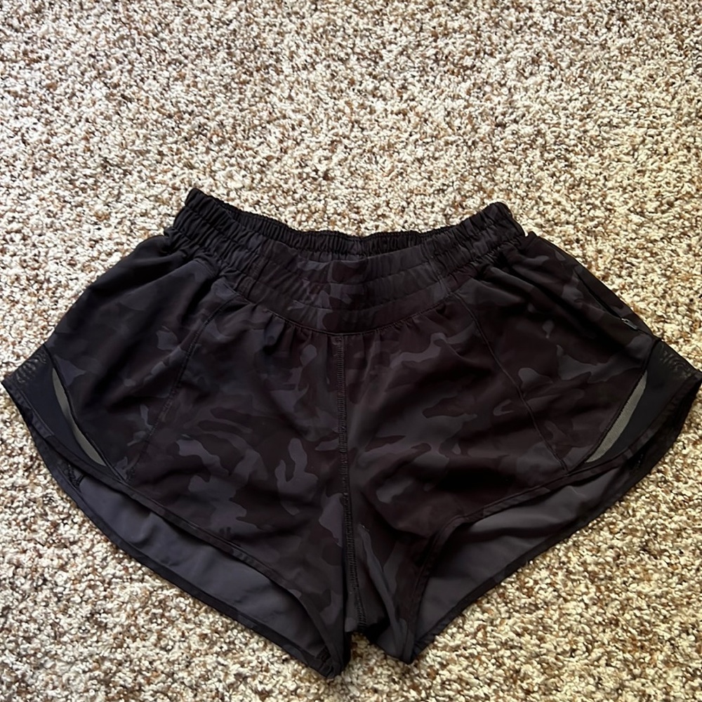 Camo Lululemon hotty hot 2.5 inch shorts
